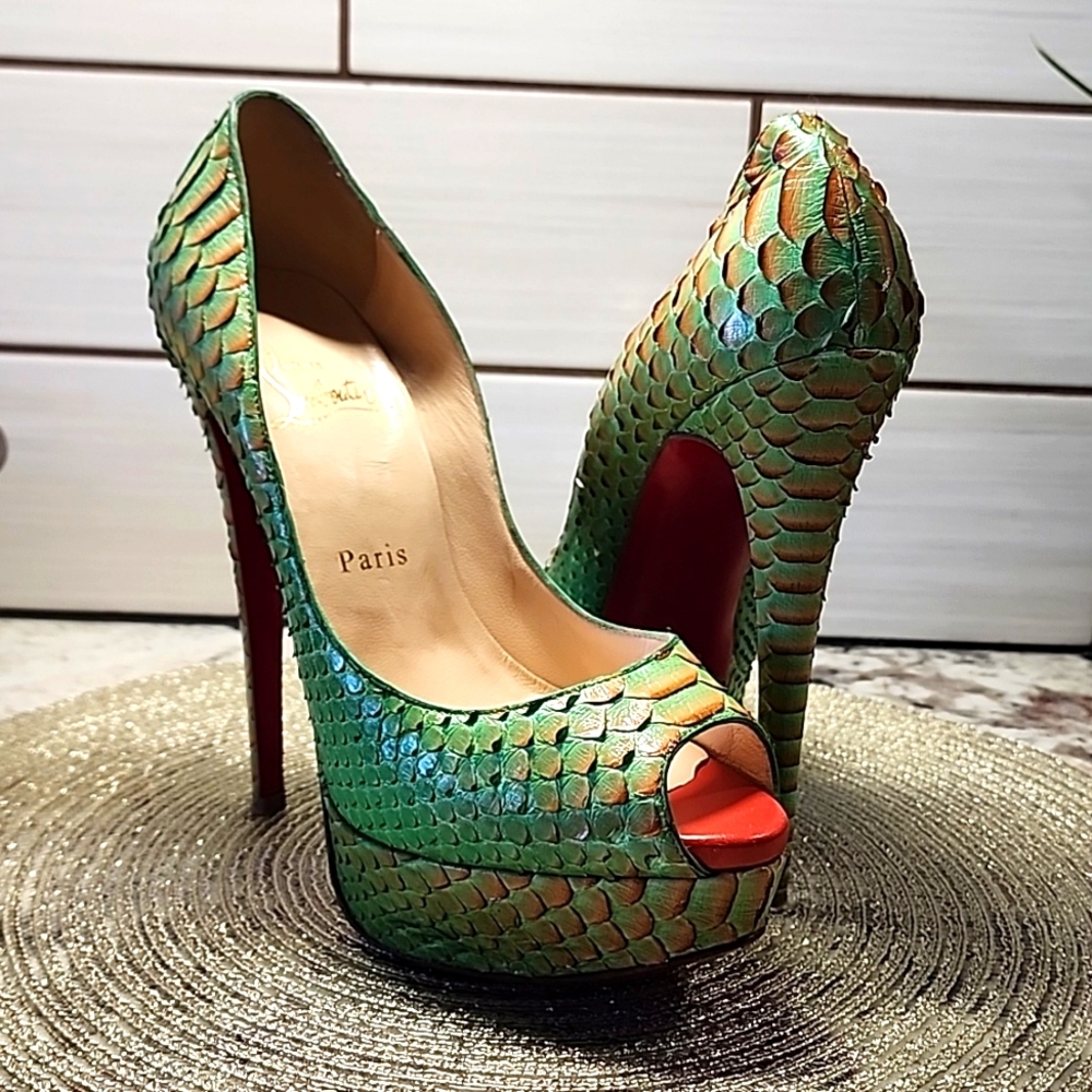 37 Christian louboutin green Python peep toe heels